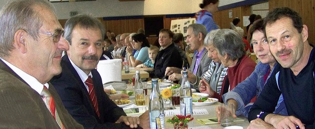 Zu den vielen Gratulanten beim Jubilu...sabgeordnete Christoph Bayer (rechts).  | Foto: Kan