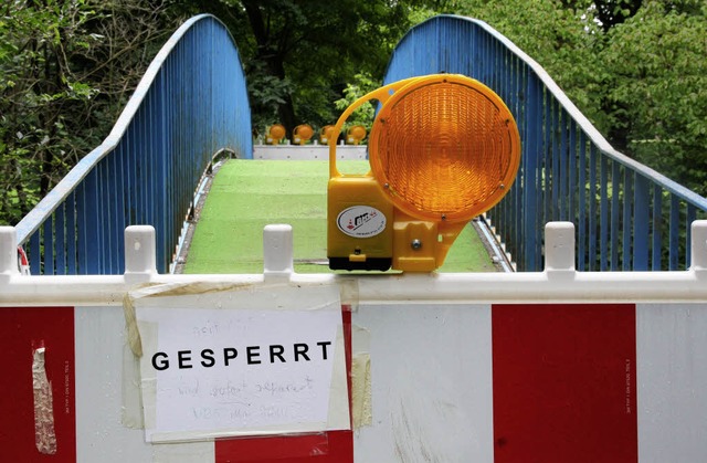 Die Fugngerbrcke ber den Neumagen ...st gesperrt - sie muss erneuert werden  | Foto: Huber