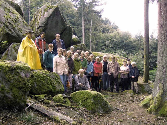 Die  Gruppe vor der Wintersonnwende-Steinsetzung.   | Foto: privat