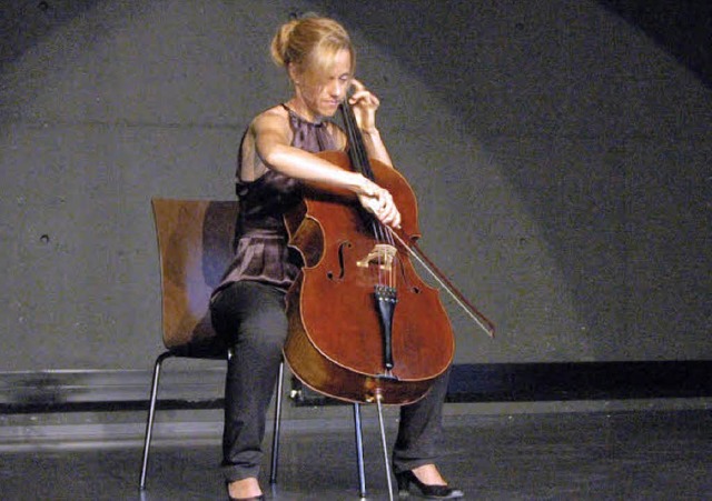 Cellistin Sol Gabetta lobt  bei der H...g im Musiksaal in den schnsten Tnen.  | Foto: Ingrid Bhm-Jacob