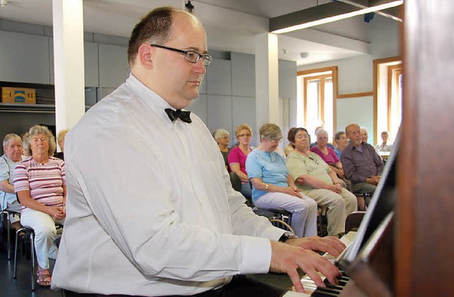 Markus Koch am Klavier zum Auftakt der  Sommeraktion ab 50.    | Foto: Trenz