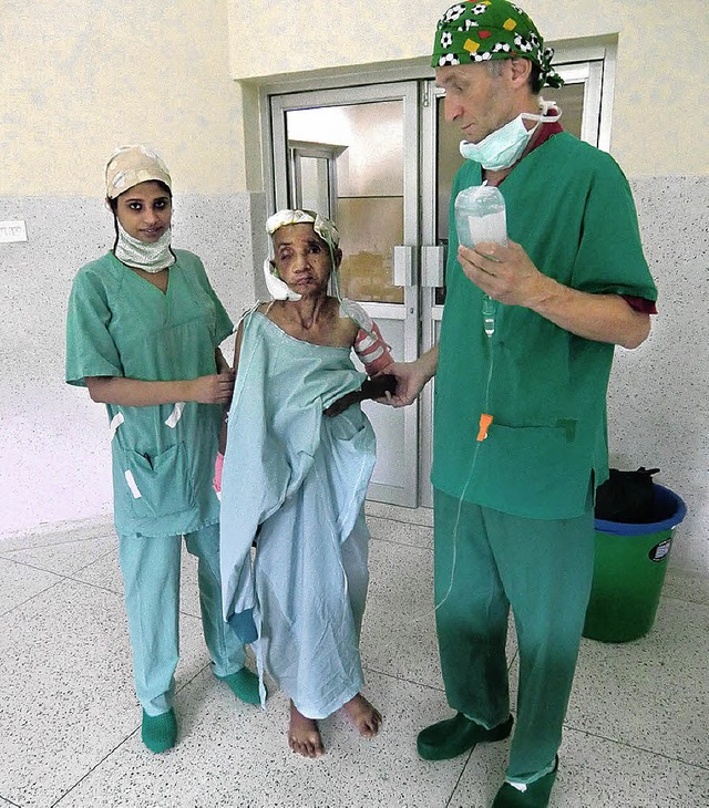 Die 62-Jhrige (Mitte) nach der Operation  im Sushma Koirala Hospital.   | Foto: BZ
