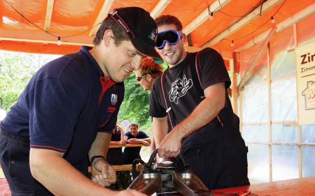 Einsatz des Spreizers einmal anders: B... groen Spreizer den Tisch zu decken.   | Foto: Andreas Bhm