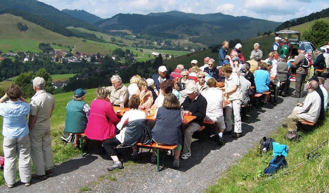 Prchtige Aussicht: Die Wanderer auf dem Kaiserberg.   | Foto: Franz Kaiser