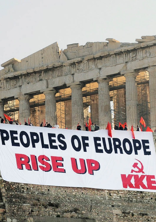 Kommunisten mit roten Fahnen und simpl...ten im Mai vor dem Parthenon in Athen   | Foto: dpa