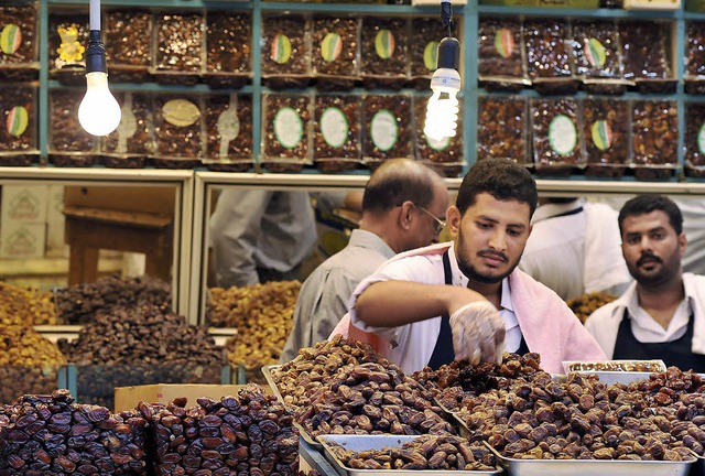 Ein Hndler sortiert getrocknete Frchte  in Jeddah in Saudi-Arabien.   | Foto: AFP