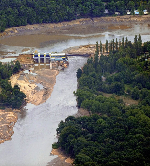 Blick auf den gebrochenen Damm am Witka-See in Polen  | Foto: dpa