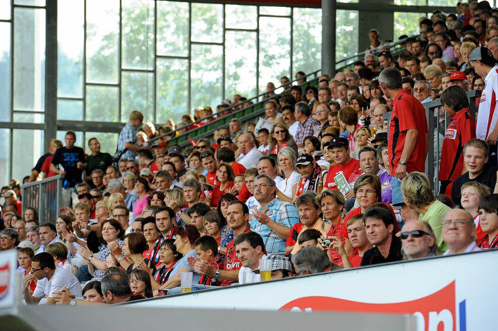 Gut besetzt allerdings die Haupttribne: 7700 Menschen kamen ins SC-Stadion.