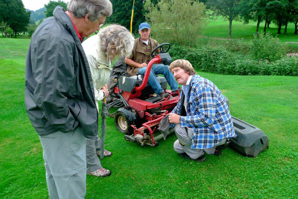 Greenkeeper Volker Christ (rechts) erklrt den von seinem Kollegen John Walton gefahrenen Greenmher