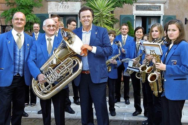 Europa-Park schenkt Musikkapelle eine Tuba