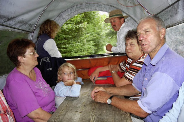 Sind per Kutsche an die Grenzen gegang...echts Wolfgang Lohrer und die Gste.    | Foto: Hagen Spth