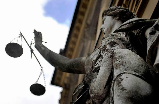 Die Verzgerungstaktik des Angeklagten...en Mordfall am Hochblauen aufzuklren.  | Foto: ddp