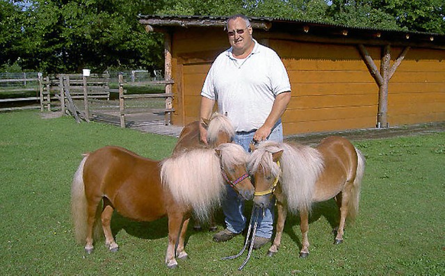 Tierpfleger Friedrich Hartmann mit den Ponys Lilli, Ivie und Xenie.    | Foto: TBO
