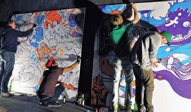 Zwei Teams von Graffiti-Knstlern zeigen, was sie knnen.   | Foto: BZ