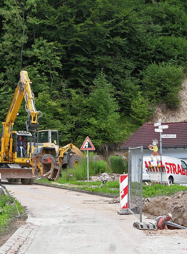 Krftig gearbeitet wird derzeit an der... Die Strae muss dazu gesperrt werden.  | Foto: Juliane Khnemund