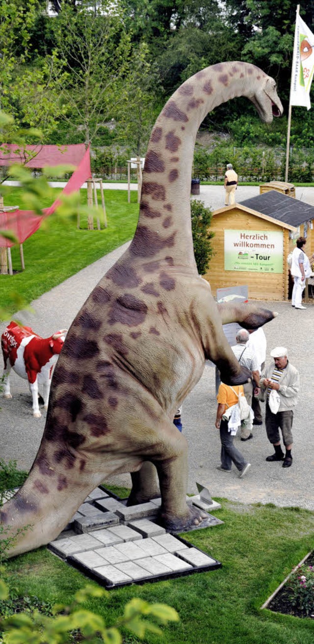 Ganz klein sehen die Besucher der Land...diesem meterhohen Dinosaurier  aus.     | Foto: Jochen Hahne