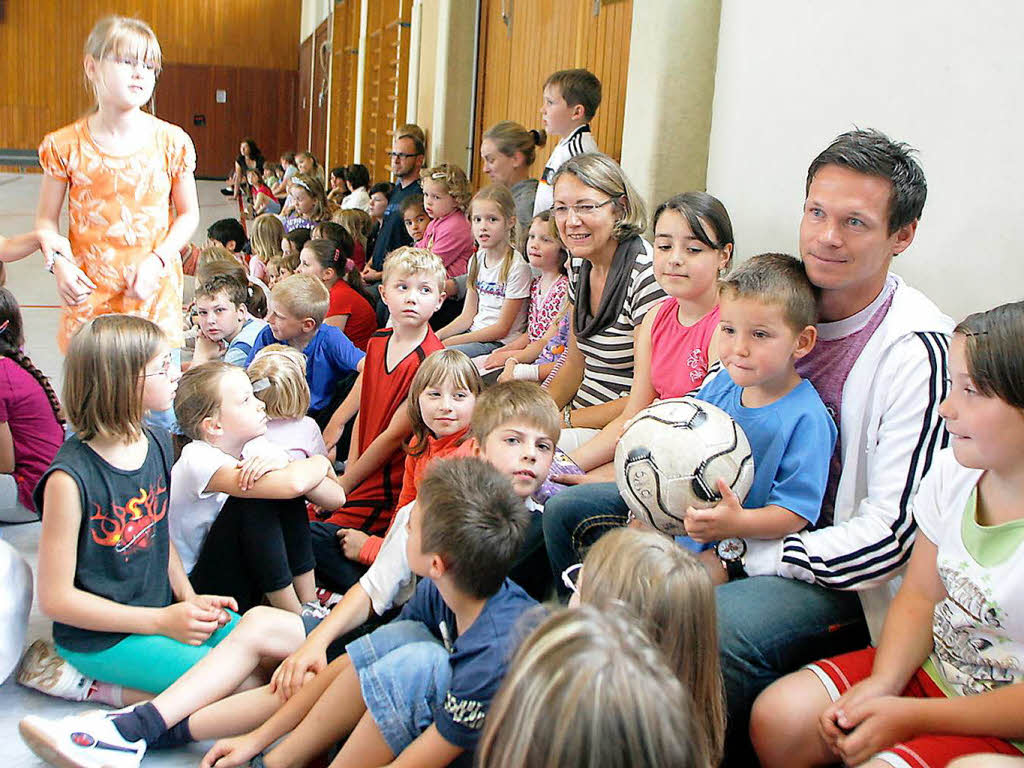 2009: Sascha Riether besucht die Grundschule seines Heimatdorfes Kuhbach.