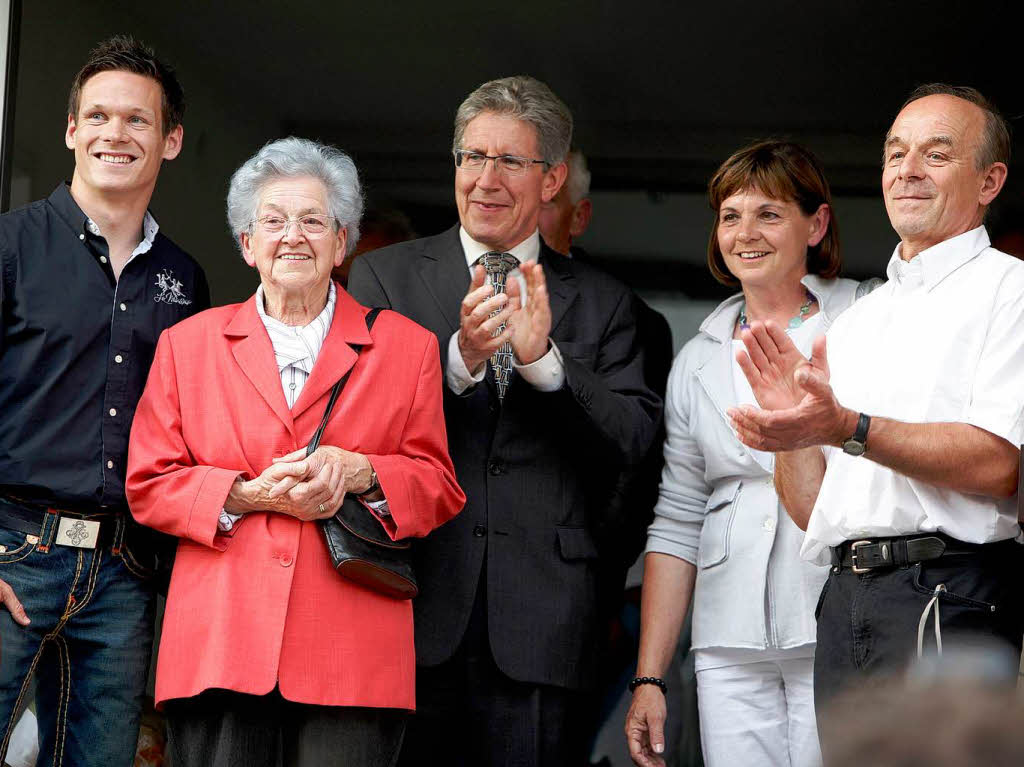 2009: Empfang in Kuhbach fr Sascha Riether nach dem Gewinn der Deutschen Meisterschaft: ( von links)  Sascha Riether, Omi Rosa Pfeifer, Oberbrgemeister Wolfgang G. Mller,  Mama Rita und der damalige Ortsvorsteher Theo Benz.