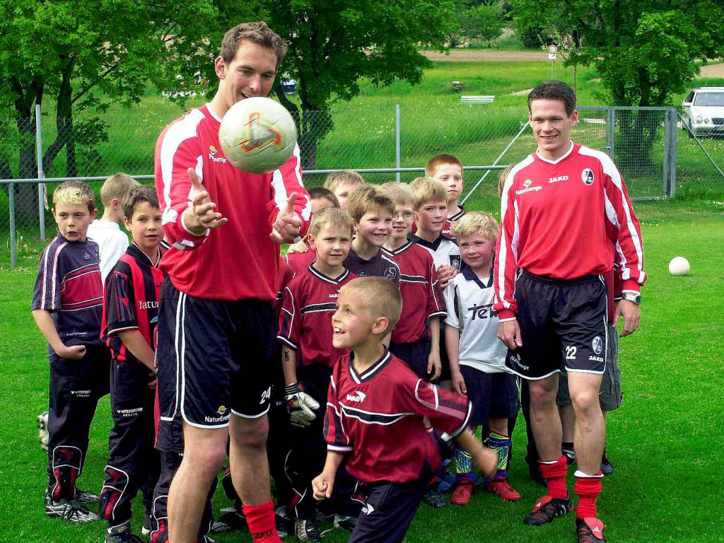 Timo Reus (links) und Sascha Riether  besuchen  die Nachwuchskicker ihres Heimatvereines  SC Kuhbach/Reichenbach.