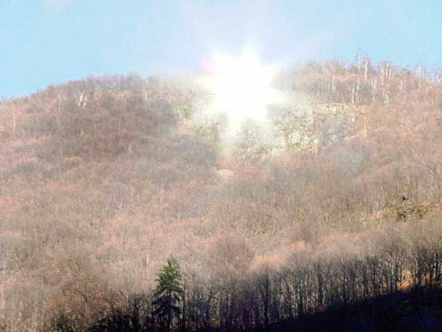 Ein groer Spiegel lenkt seit vier Jah... Gtenbach im Winter mehr Sonne sehen.  | Foto: dpa