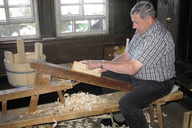 Altes Handwerk beim Holzscheflertag: hier ein Kbler bei der Arbeit    | Foto: sub