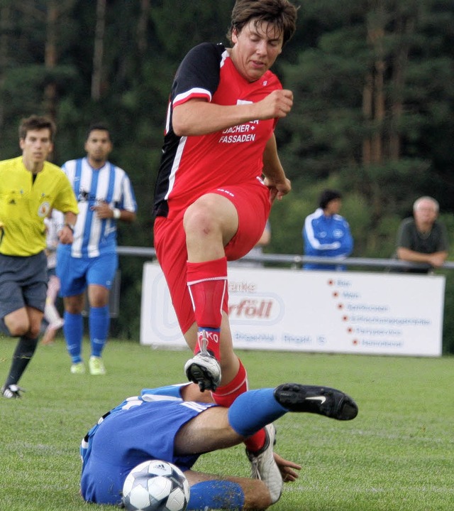 Ein roter &#8222;Blauer&#8220; mit Vor...vom Fuball-Landesligisten FC Neustadt  | Foto: reinhardt