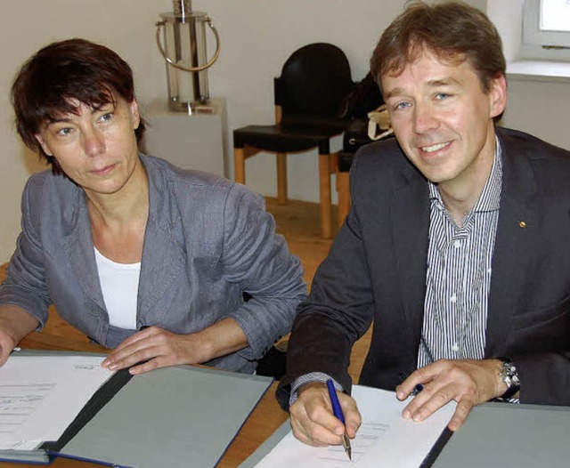 Susanne Ghner und Achim Geigle bekrf...ischen dem Burghof und Energiedienst.   | Foto: Michael Baas
