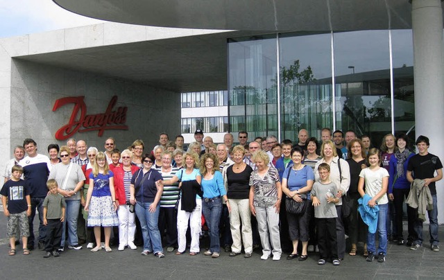 Gut gelaunte Knigschaffhausener beim Gruppenfoto vor der Firma Danfoss.  | Foto: Christel Hlter-hassler