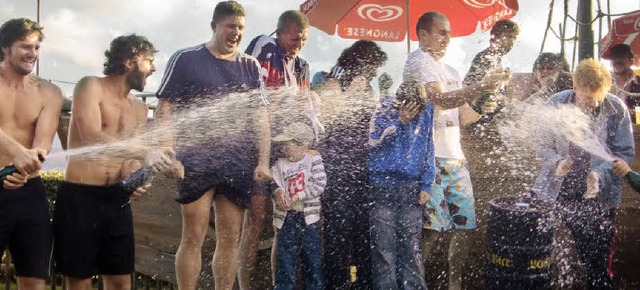 Eine Sektdusche gab es fr das Gewinne...eim Beachvolleyballturnier in Kappel.   | Foto: Privat