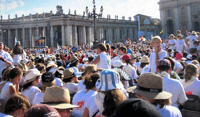 Internationale Atmosphre in Rom: die Ministranten auf dem Petersplatz  | Foto: Lisa Hermann