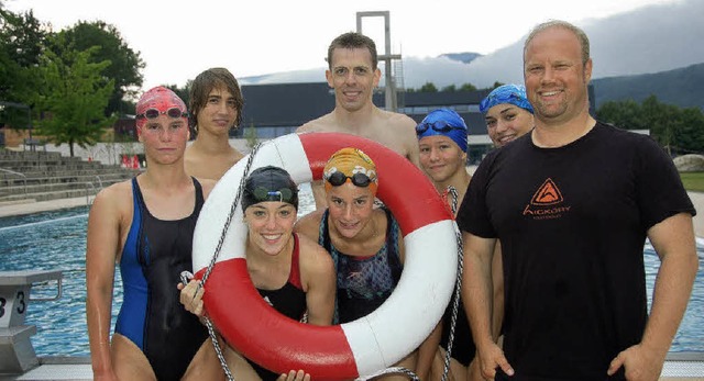 Carsten Simmes (rechts) und sein erfolgreiches Schwimmteam Denzlingen   | Foto: Frank Kiefer