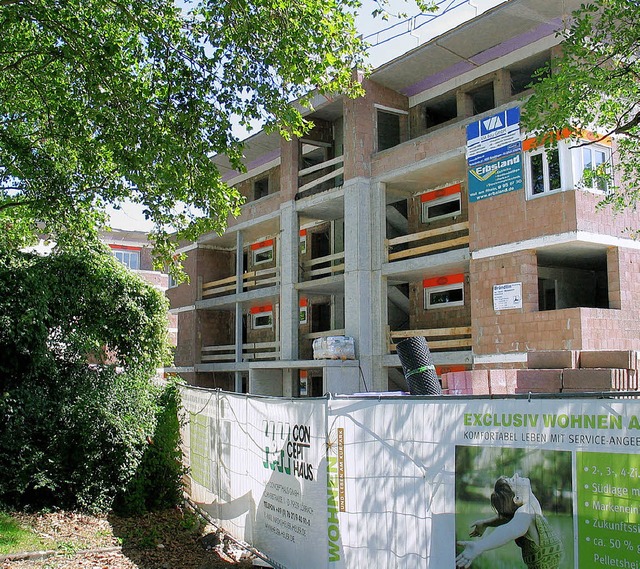 Die Wohnblocks am Kurpark sind im Rohbau fast fertig.  | Foto: jutta schtz