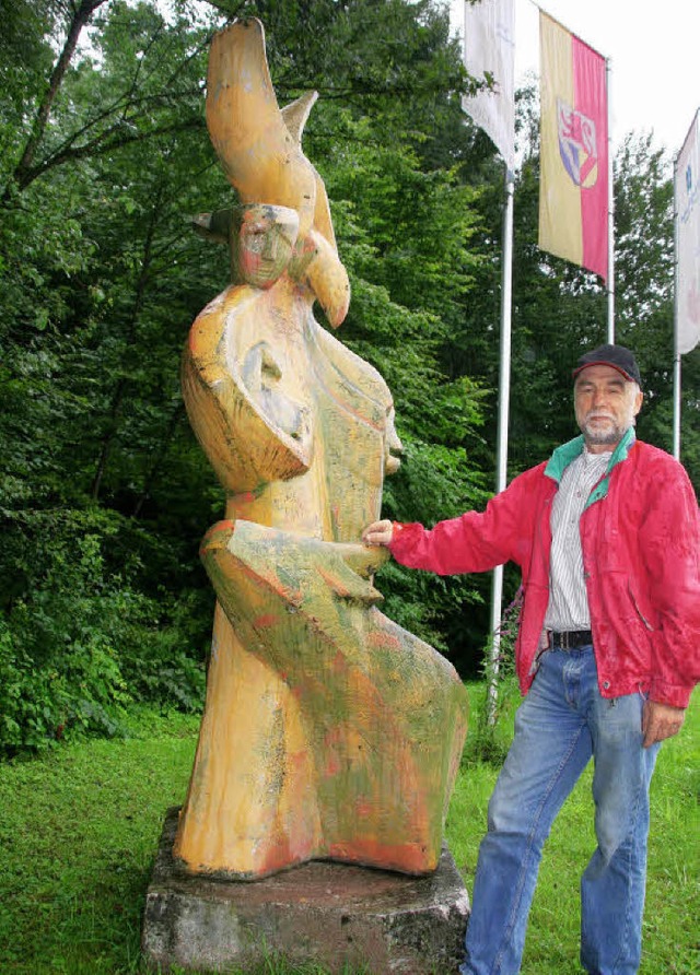 Knstler Gerhard Knig hat die Skulptu...estaltet und erklrt gern die Motive.   | Foto: Marlies Jung-Knoblich