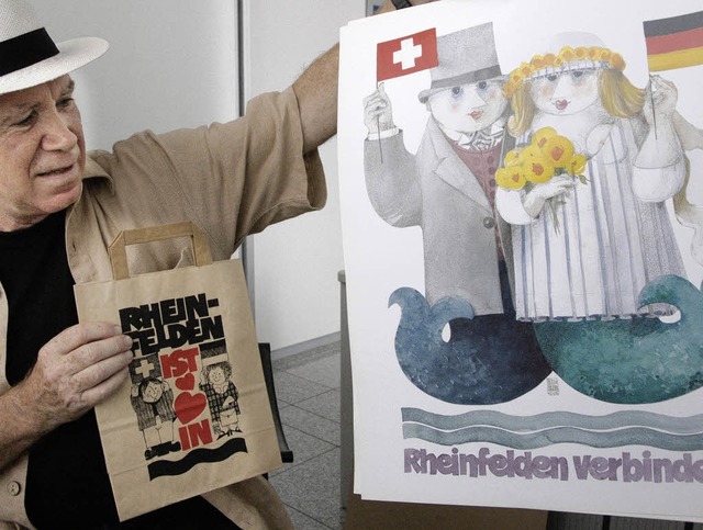 Wilfried Merkel mit dem ersten Plakat ...t mit ganz unterschiedlichen Motiven.   | Foto: Ingrid Bhm-Jacob