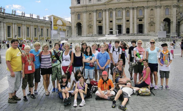 Pilger in Rom: Die Ministranten aus Be...Petersdom im Hintergrund als Kulisse.   | Foto: privat