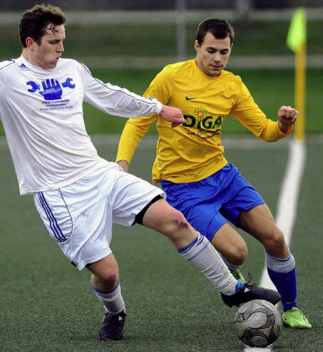 Auftakt zum Tanz mit dem Ball in der B...links) und Kevin Suckert (SV Herten).   | Foto: Schn