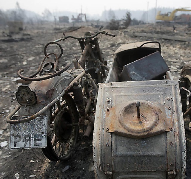 Die Reste eines Motorrads in einem russischen Dorf   | Foto: AFP