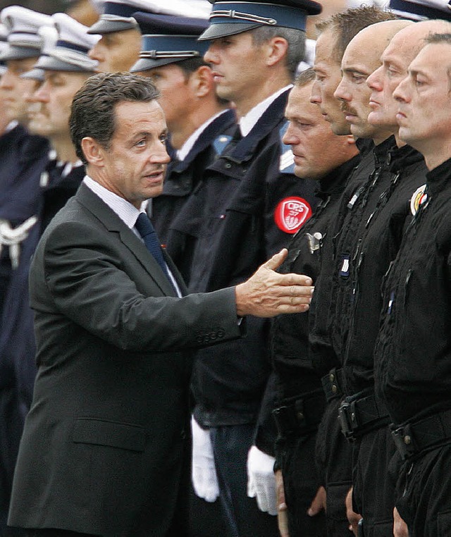 Frankreichs Polizisten drfen jetzt auch kleiner sein als Prsident Sarkozy.   | Foto: AFP