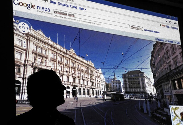 Eine Person steht in Berlin vor einer ...&#8222;Google Street View&#8220;  vor.  | Foto: dpa