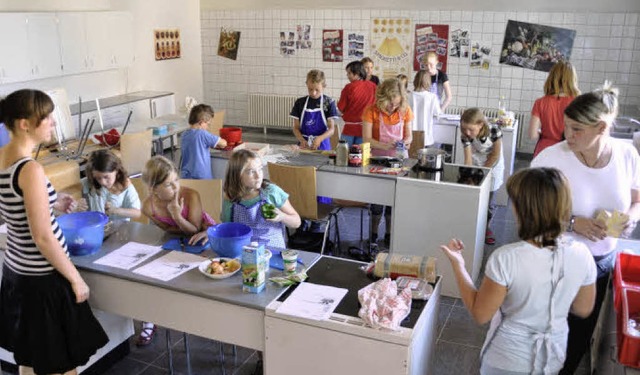 In der Schulkche herrschte Hochbetrie...8220;,  ganz rechts: Alexandra Lmmle.  | Foto: dieter erggelet