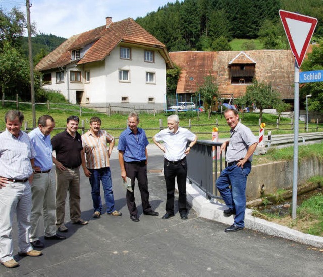 Ortsvorsteher Franz Lupfer (rechts) ha...eitet, um die Schlossbrcke zu bauen.   | Foto: Elfriede Mosmann