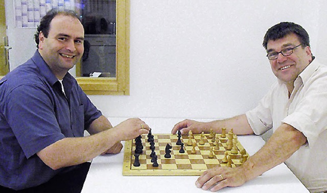 Jrg Bertram (links) und Andreas Krebel beim Schachspiel.   | Foto: Say