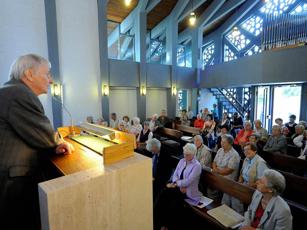 BZ-Leserinnen und Leser erkunden die Matthias-Claudius-Kapelle bei der BZ-Ferienaktion.