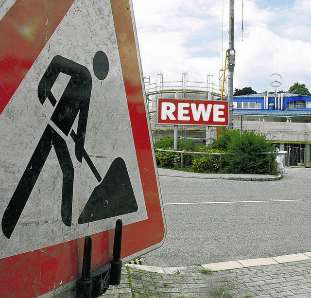 Hier wird gebaut: Der Rewe-Markt an de...und dazu gut zwei Monate geschlossen.   | Foto: Vollmer