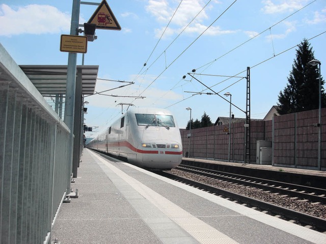 Der neue Bahnsteig in Eimeldingen ist ...nn der Papierkorb jetzt entfernt ist.   | Foto: Langelott