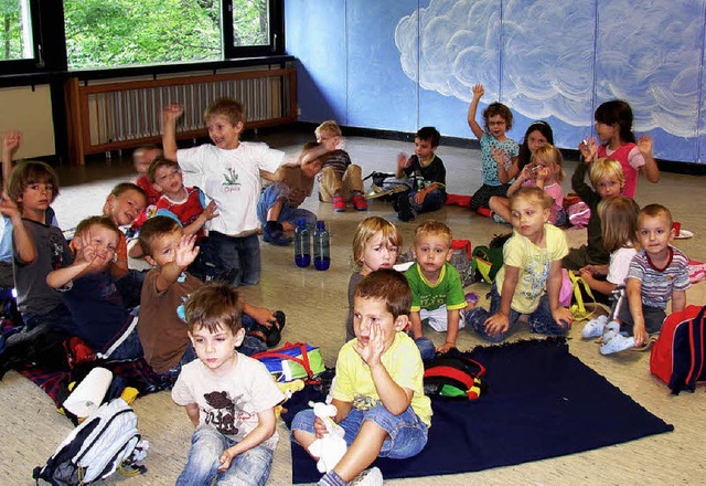 Abenteuerlich: Die Kinder des Kinderga...illon, der ab Montag abgerissen wird.   | Foto: Nicole Mai