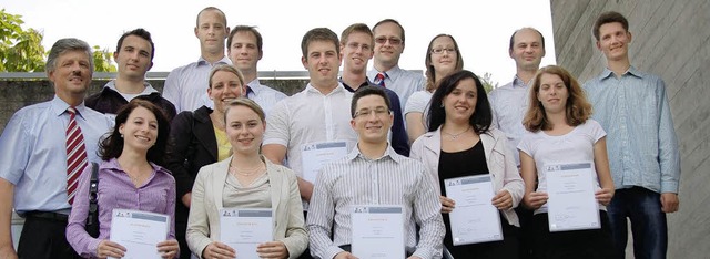 Premiere an der Dualen Hochschule: Rek...en des SAP-Kurses ihr Zertifikat aus.   | Foto: Michael Baas