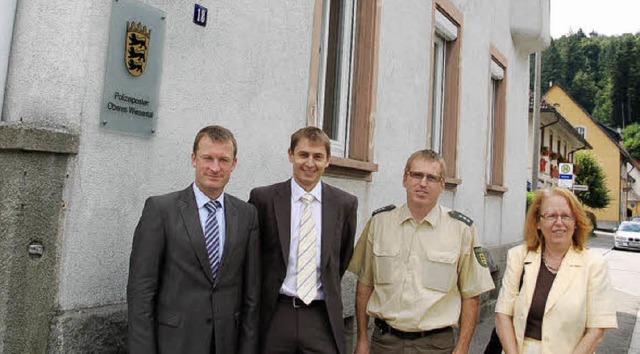 Ulrich Lusche mit Alexander Knobel, Lo...ks) vor dem Polizeiposten in Schnau.   | Foto: Ulrike Jger