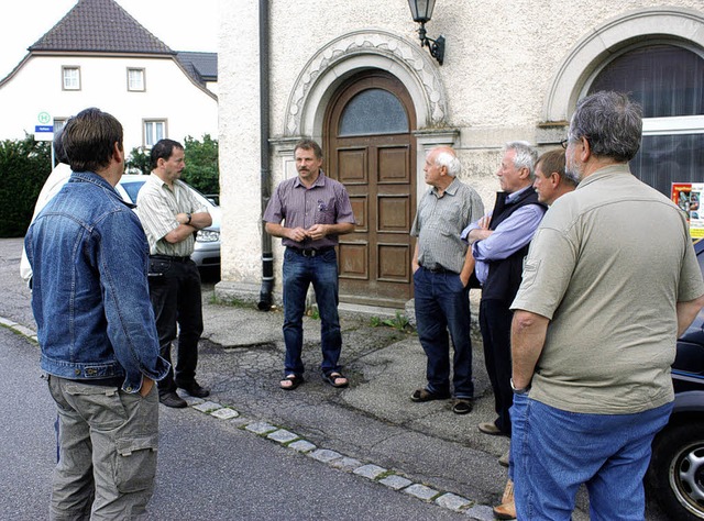 Ortsvorsteher Peter Eichin in Gresgen mit  CDU-Besuchern   | Foto: Fabry