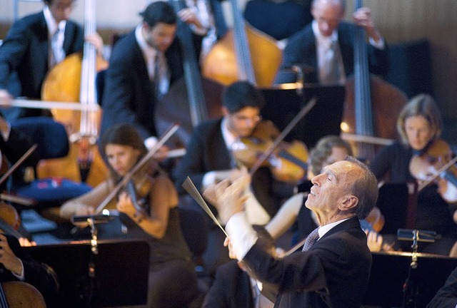 (Fast) alles klingt ideal: Claudio Abbado und das Lucerne Festival Orchestra  | Foto: Georg Anderhub